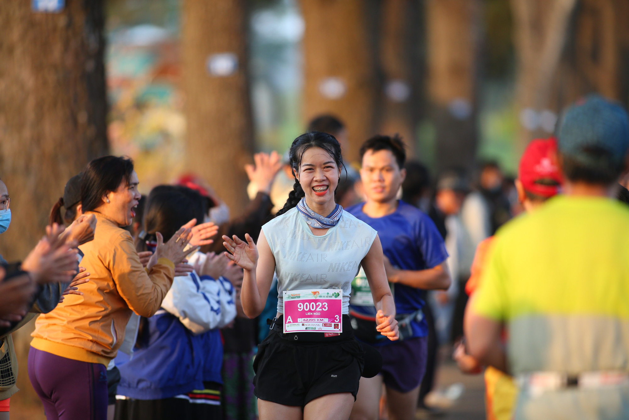 Ảnh: Bóng hồng khoe sắc trên đường chạy Tiền Phong Marathon 2021 - Ảnh 9.