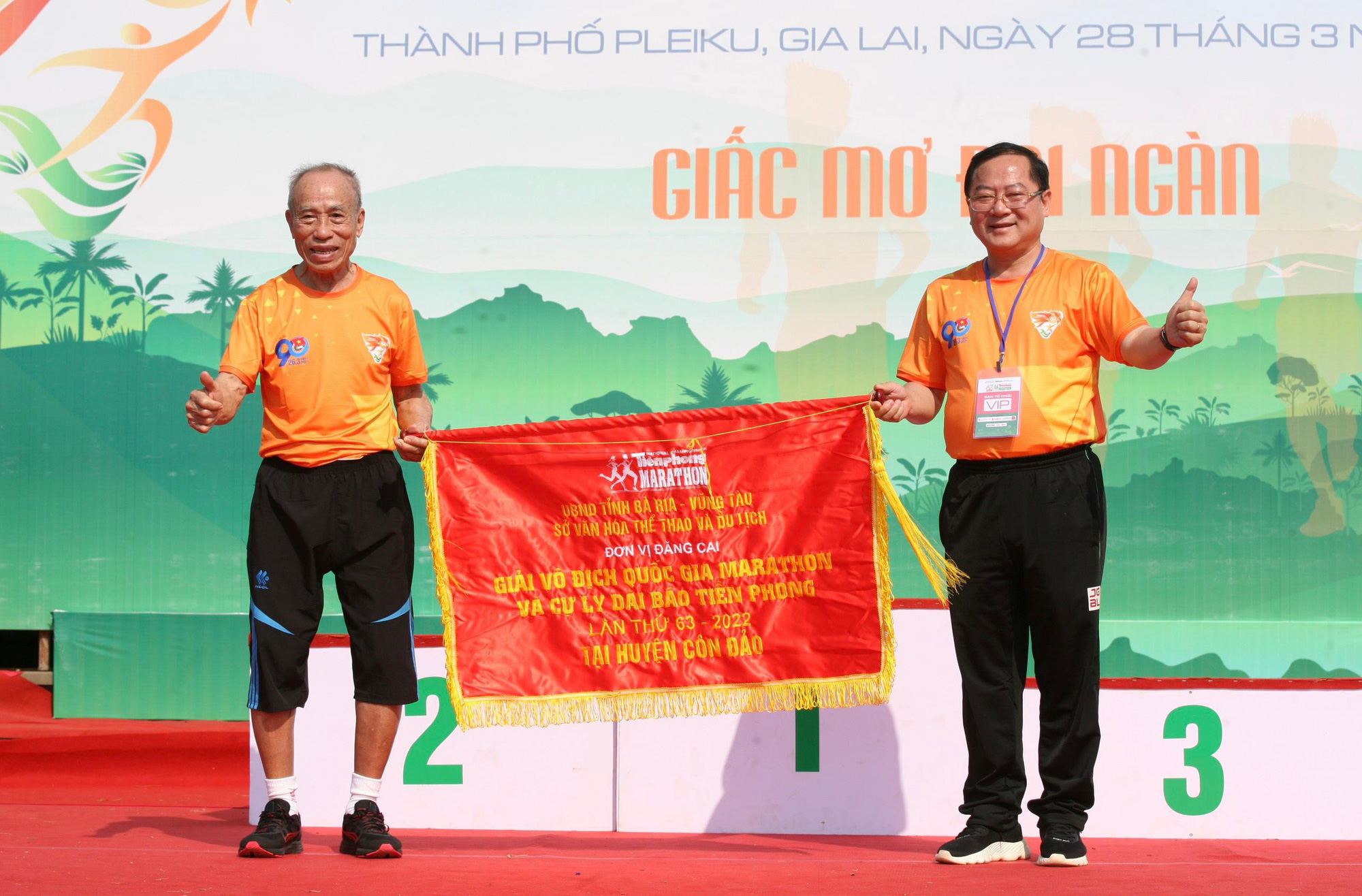 Ảnh: Bóng hồng khoe sắc trên đường chạy Tiền Phong Marathon 2021 - Ảnh 2.