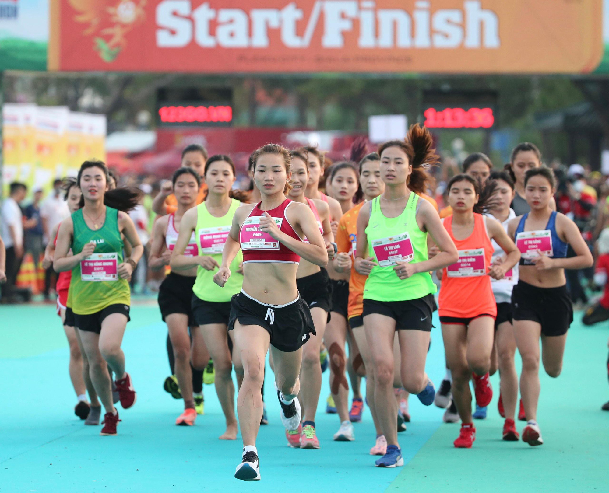 Ông Đoàn Ngọc Hải chinh phục Tiền Phong Marathon 2021 - Ảnh 3.