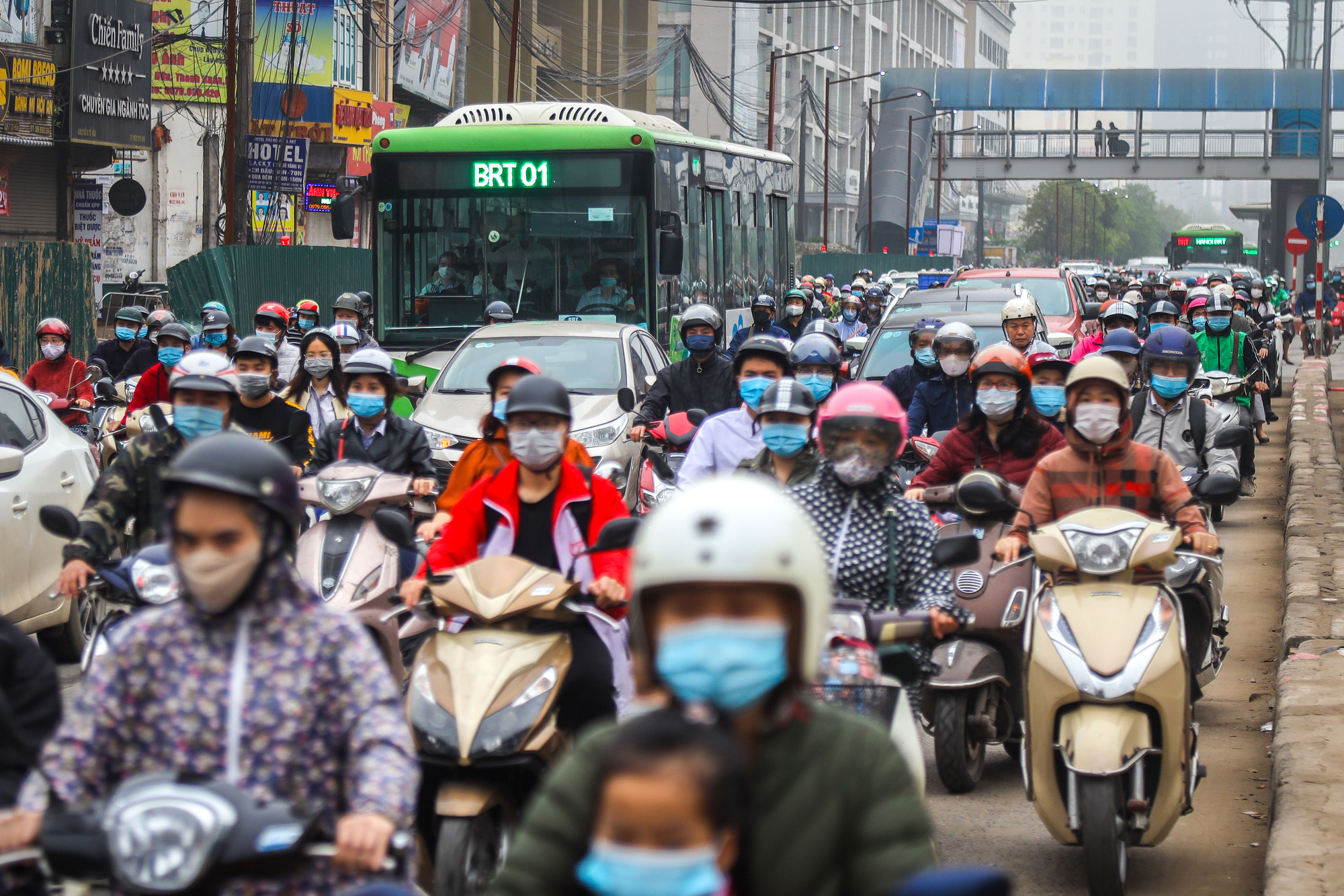 Xe buýt nhanh BRT &quot;nhảy&quot; sang làn xe thường, bỏ đường ưu tiên - Ảnh 10.