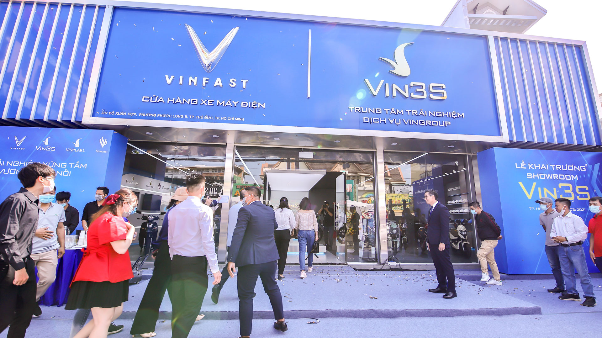 Choáng ngợp 64 showroom VinFast, khách hàng thoải mái trải nghiệm - Ảnh 1.