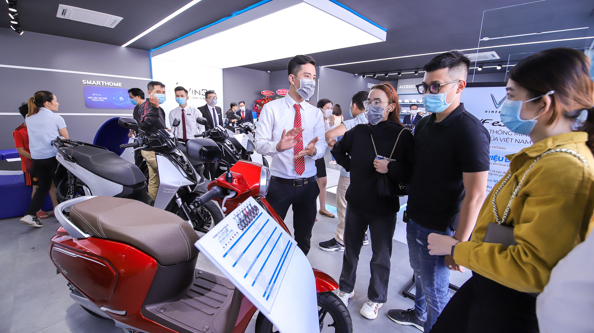  Khai truowng 64 showroom xe máy điện VinFast kết hợp trung tâm trải nghiệm Vin3S toàn quốc - Ảnh 2.