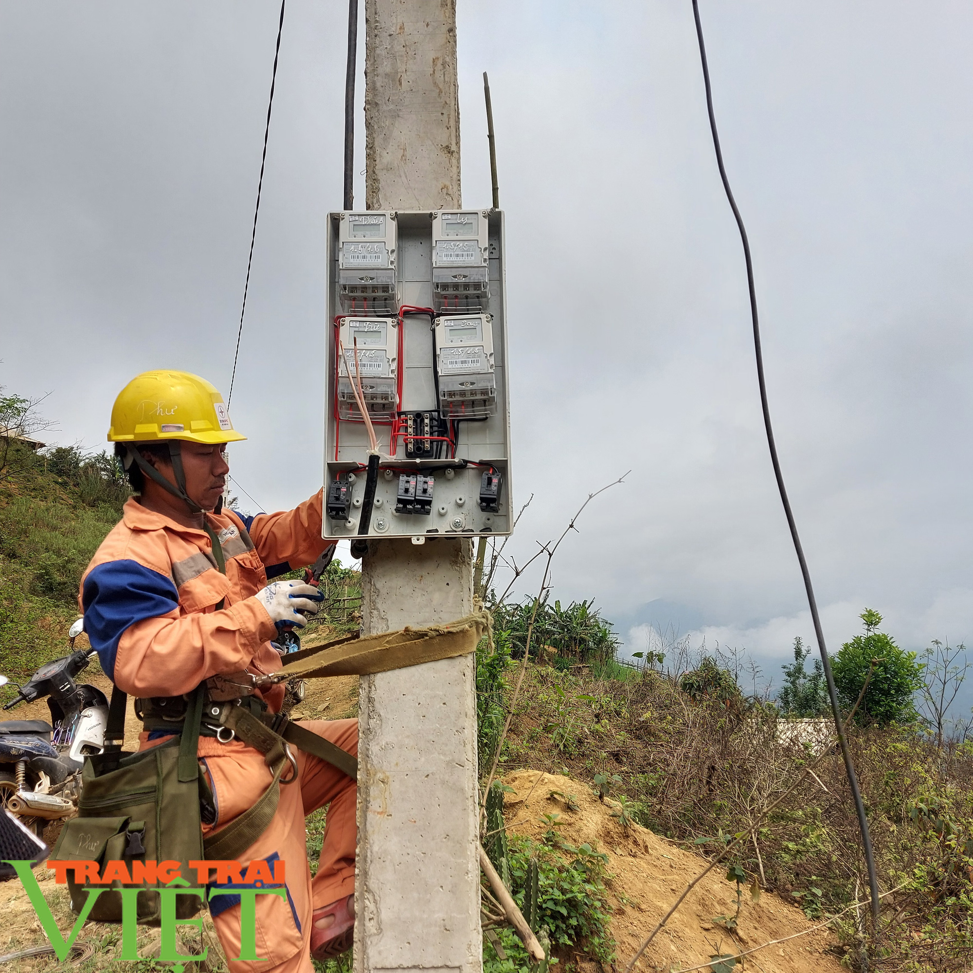 Điện sáng nơi rẻo cao Suối Bau - Ảnh 2.