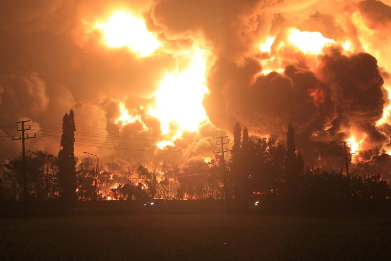 Năm người bị thương, hàng trăm cư dân sơ tán sau vụ cháy lớn tại nhà máy lọc dầu ở Indonesia - Ảnh 1.