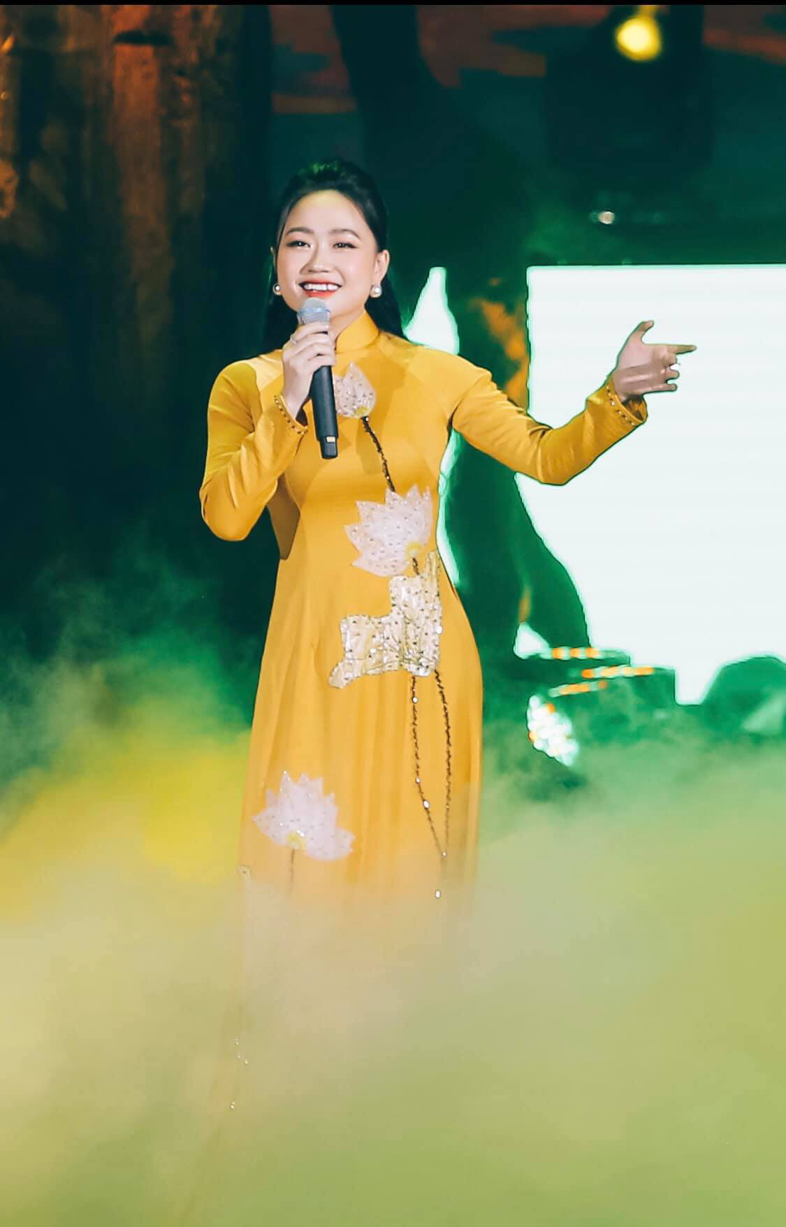 Con gái Cẩm Vân xinh như Hoa hậu, gây ngỡ ngàng về giọng hát - Ảnh 11.