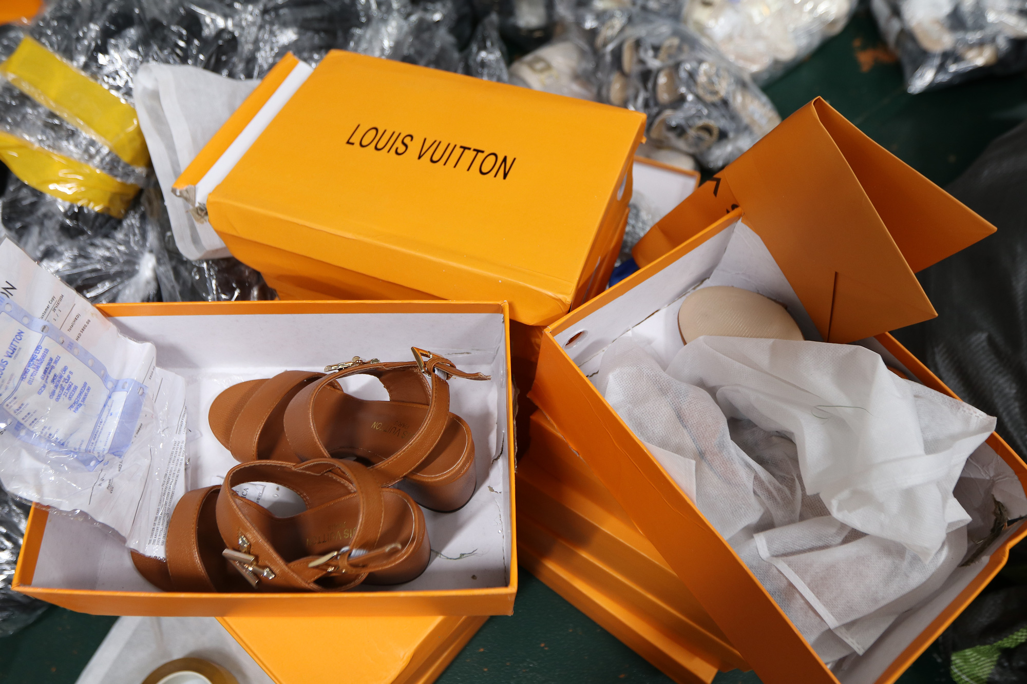 Hà Nội: Triệt phá kho giày dép hơn 3.000 đôi giả mạo các nhãn hiệu nổi tiếng thế giới - Ảnh 4.