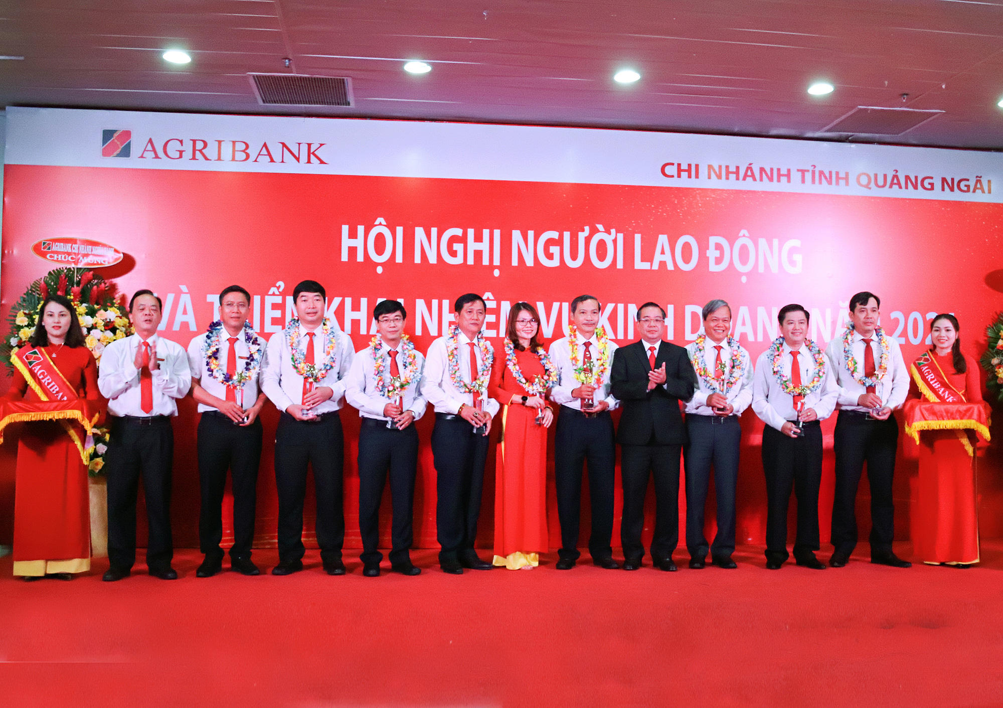 Agribank Quảng Ngãi tổ chức hội nghị người lao động và triển khai nhiệm vụ kinh doanh năm 2021 - Ảnh 2.