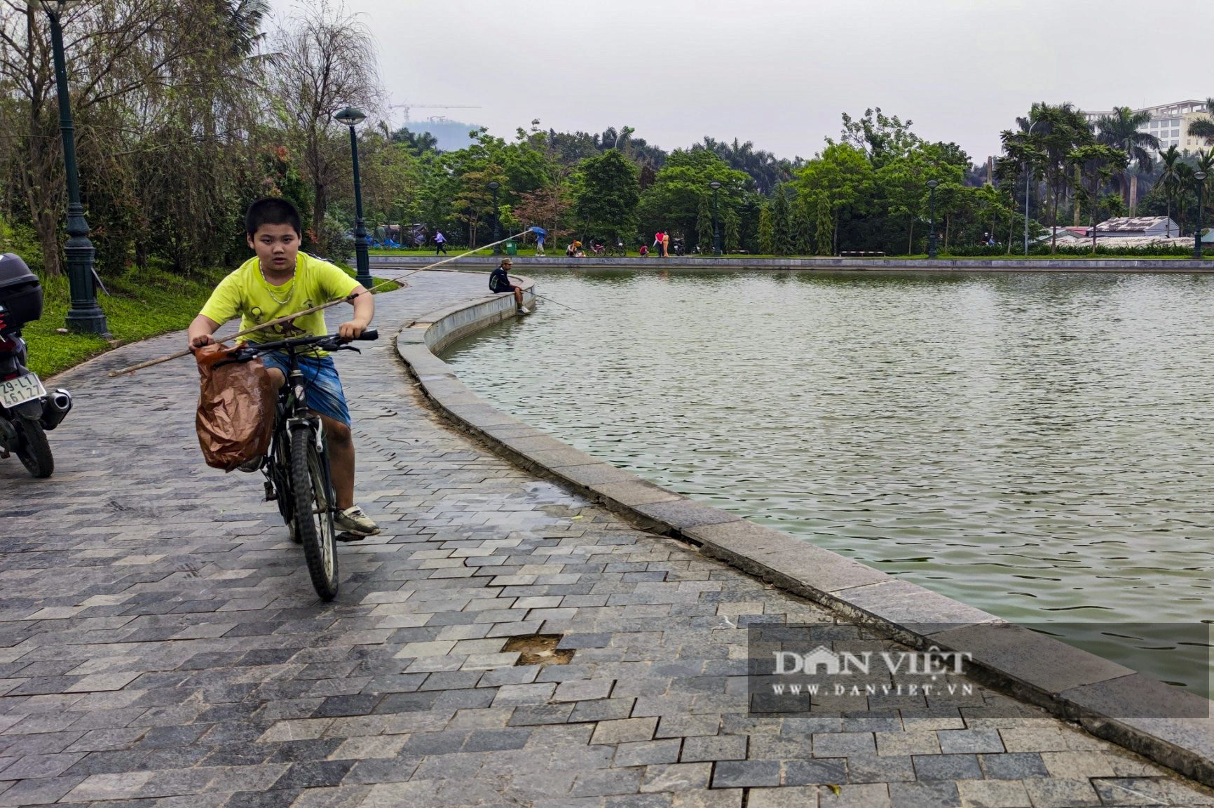 Công viên hồ điều hòa Thành phố Giao Lưu vừa hết thời hạn bảo hành đã bị sụt lún, bong tróc, xuống cấp. - Ảnh 14.