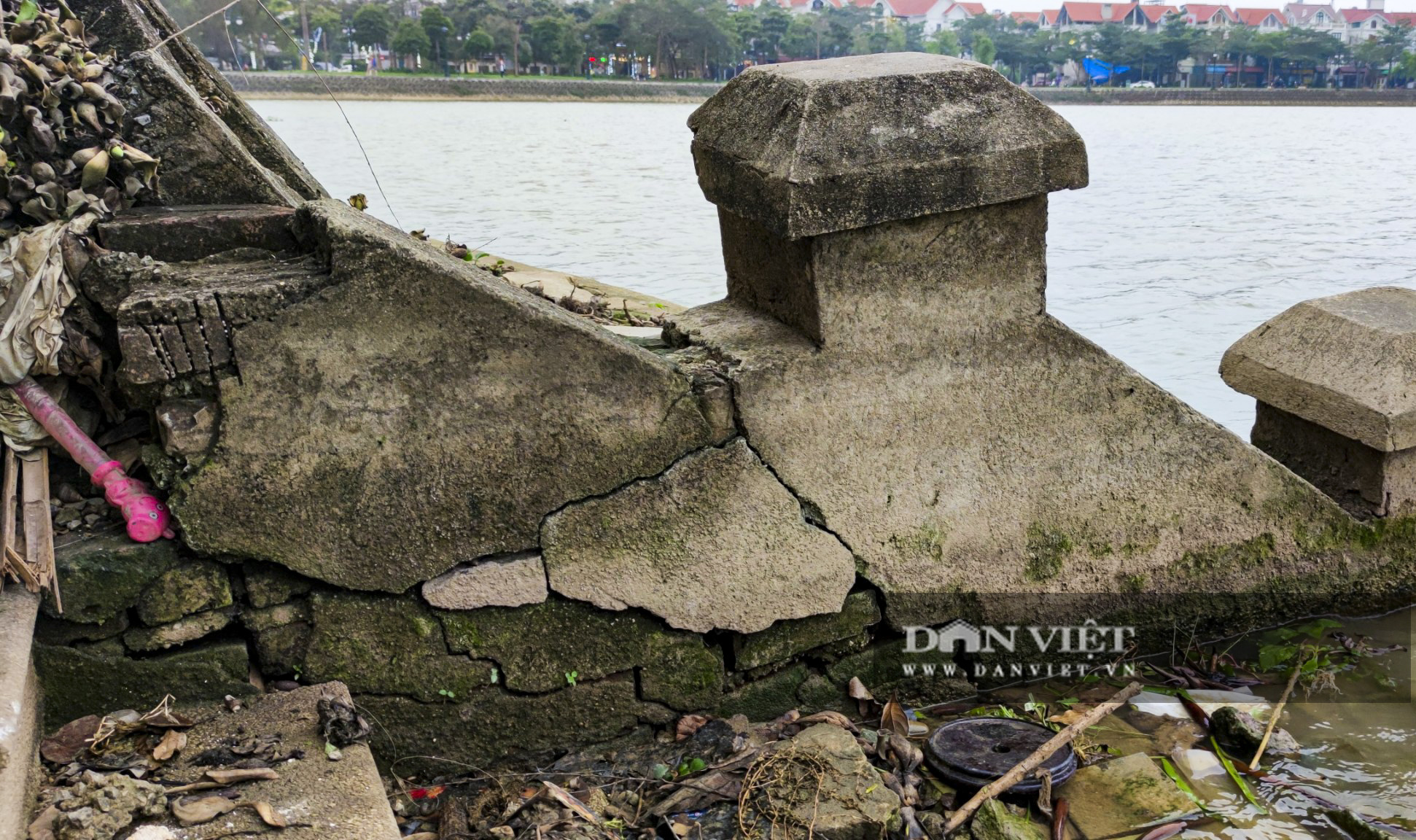 Công viên hồ điều hòa Thành phố Giao Lưu vừa hết thời hạn bảo hành đã bị sụt lún, bong tróc, xuống cấp. - Ảnh 10.