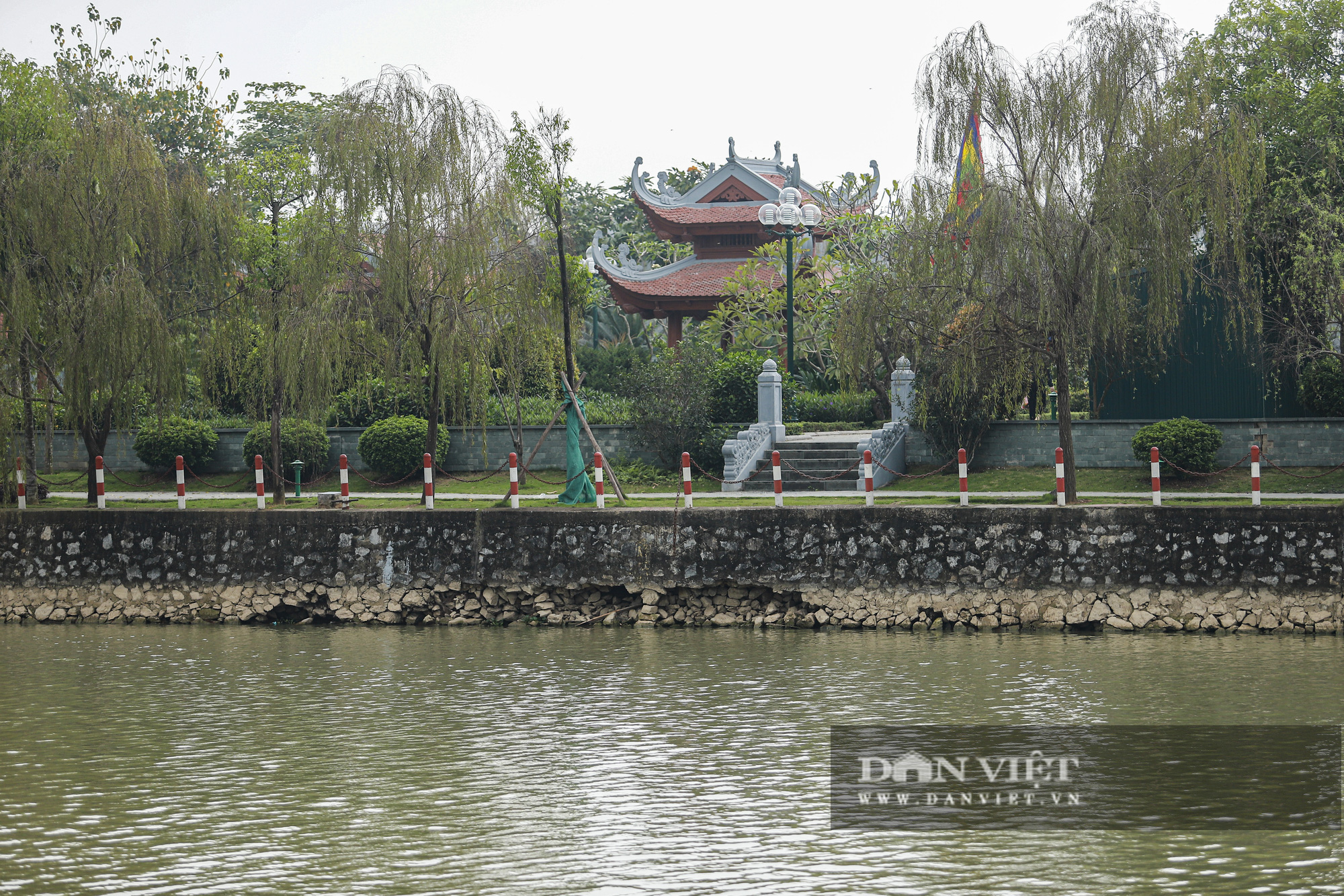 Công viên hồ điều hòa Thành phố Giao Lưu vừa hết thời hạn bảo hành đã bị sụt lún, bong tróc, xuống cấp. - Ảnh 1.