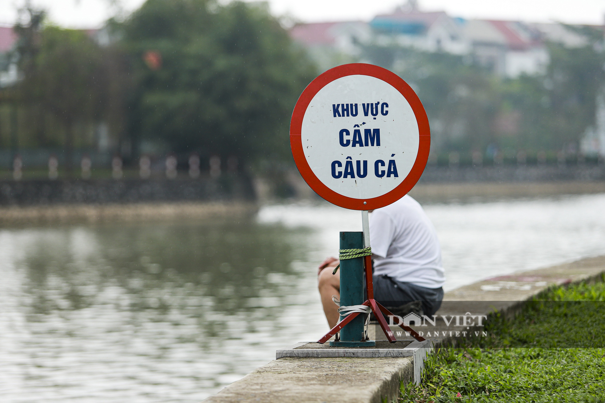 Công viên hồ điều hòa Thành phố Giao Lưu vừa hết thời hạn bảo hành đã bị sụt lún, bong tróc, xuống cấp. - Ảnh 7.