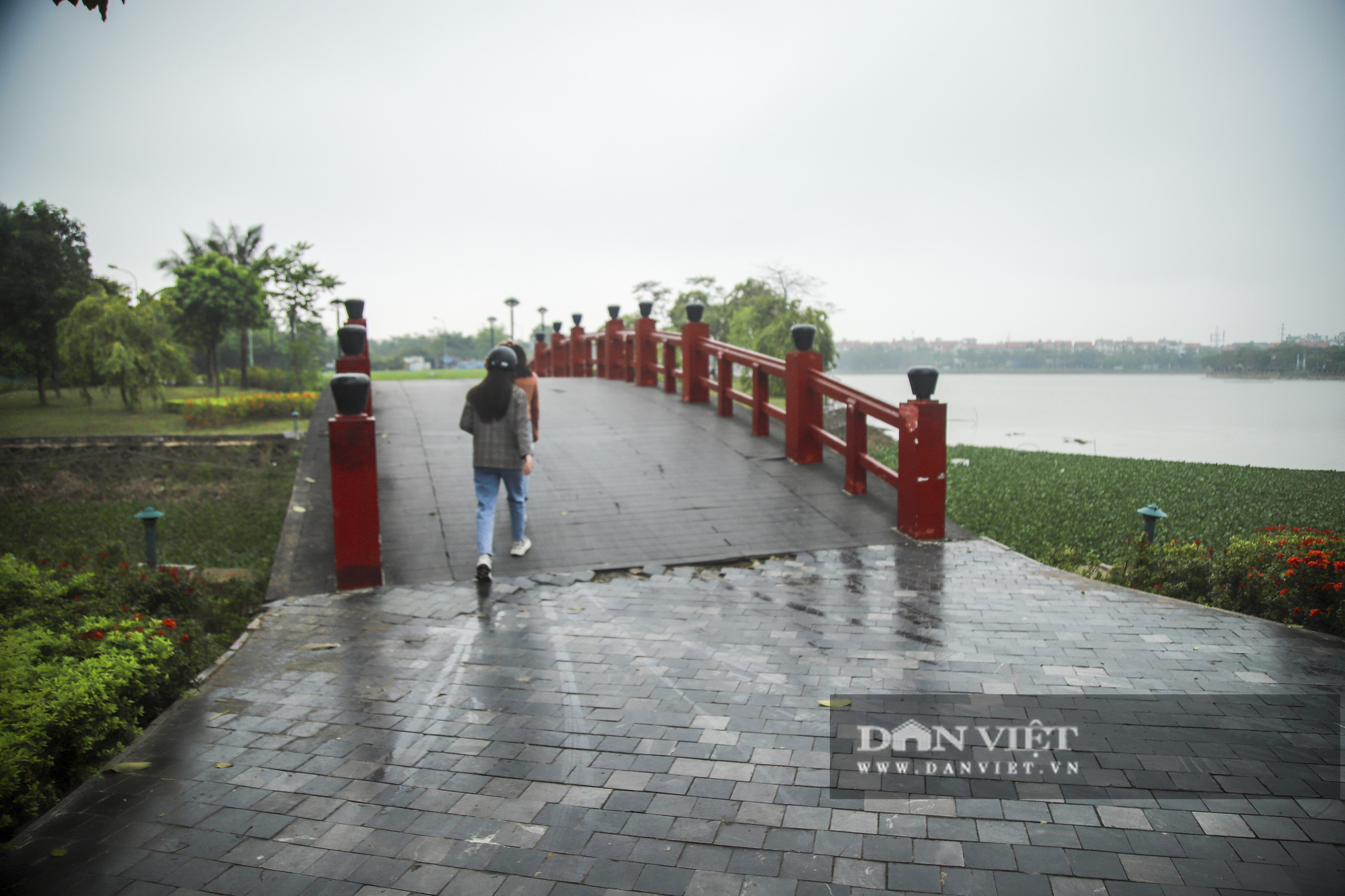 Công viên hồ điều hòa Thành phố Giao Lưu vừa hết thời hạn bảo hành đã bị sụt lún, bong tróc, xuống cấp. - Ảnh 3.