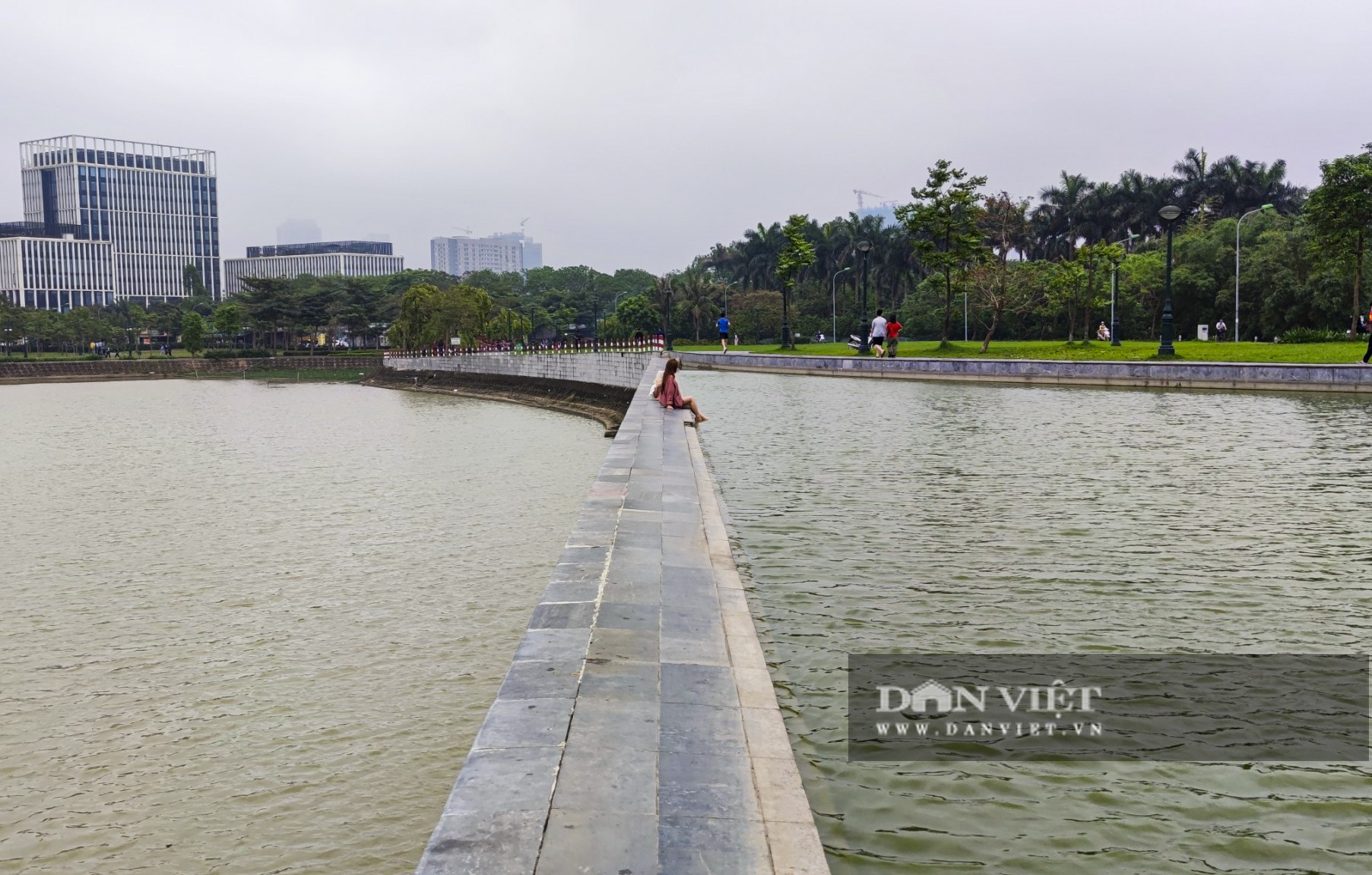 Công viên hồ điều hòa Thành phố Giao Lưu vừa hết thời hạn bảo hành đã bị sụt lún, bong tróc, xuống cấp. - Ảnh 13.
