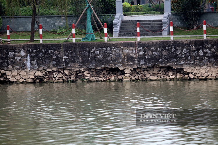 Công viên hồ điều hòa Thành phố Giao Lưu vừa hết thời hạn bảo hành đã bị sụt lún, bong tróc, xuống cấp. - Ảnh 9.