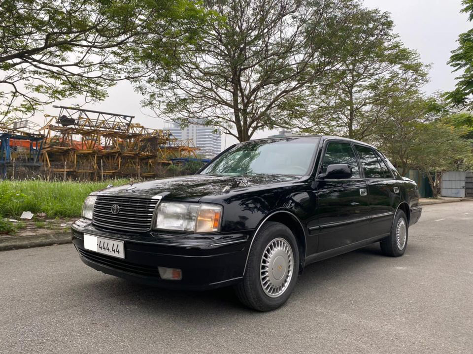 Toyota Crown đời 1998 rao bán giá 15 tỷ đồng ở Hà Nội