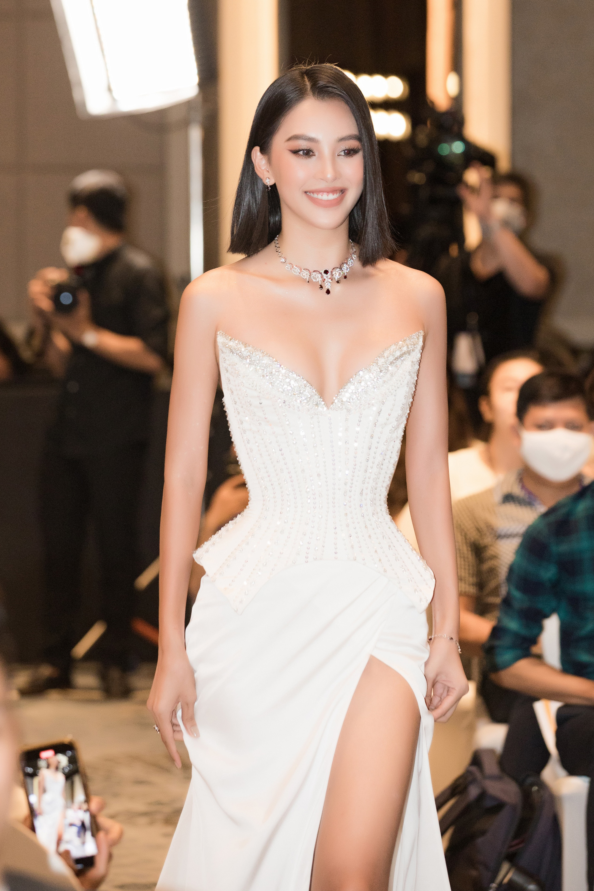 Hoa hậu Tiểu Vy xinh đẹp trong sự kiện.