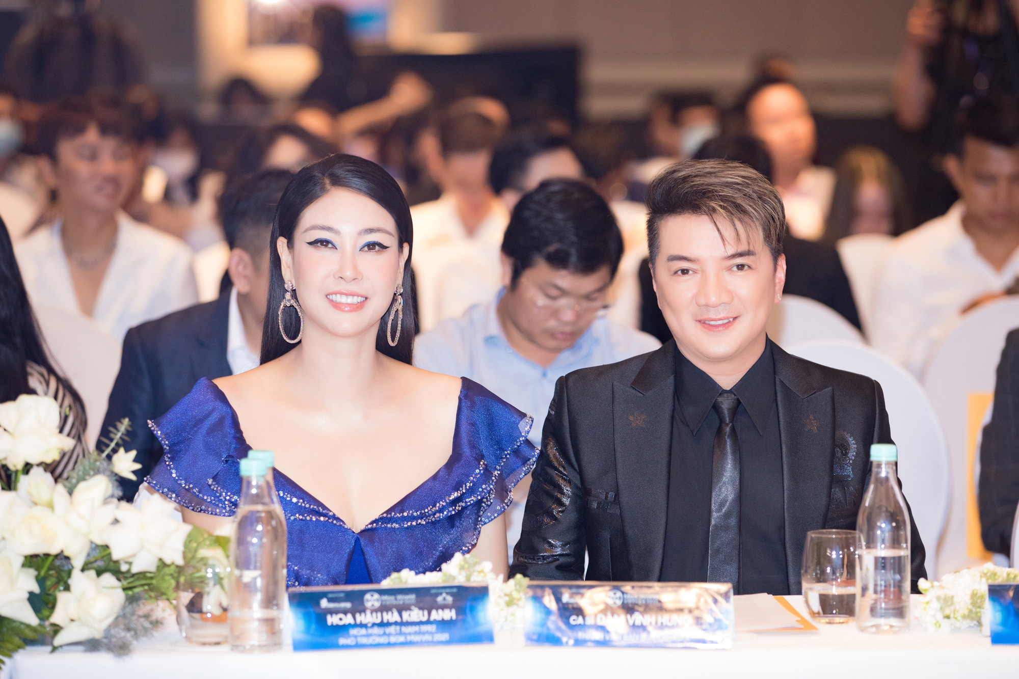 Nam ca sĩ Đàm Vĩnh Hưng và hoa hậu Hà Kiều Anh trong buổi họp báo công bố cuộc thi Miss World Việt Nam 2021.