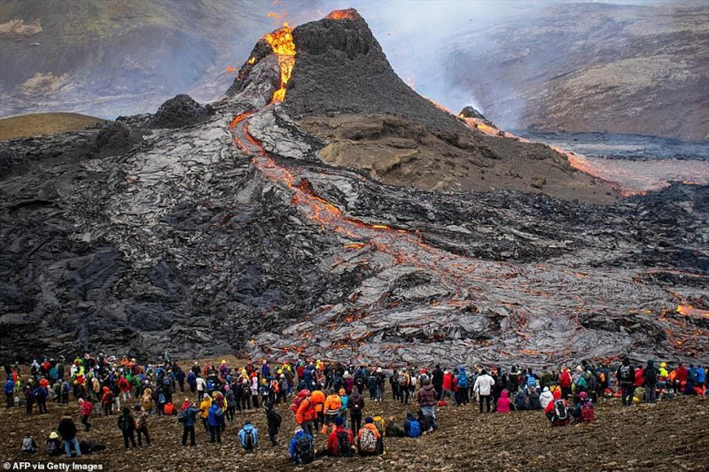 Iceland: Chuyện như đùa, núi lửa đang phùn trào hàng nghìn du khách ùn ùn kéo đến làm điều này - Ảnh 2.