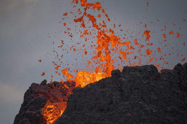 Iceland: Chuyện như đùa, núi lửa đang phùn trào hàng nghìn du khách ùn ùn kéo đến làm điều này - Ảnh 1.