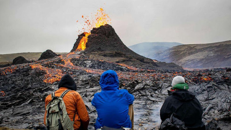 Iceland: Chuyện như đùa, núi lửa đang phùn trào hàng nghìn du khách ùn ùn kéo đến làm điều này - Ảnh 3.