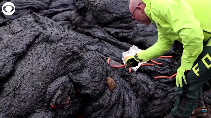 Iceland: Chuyện như đùa, núi lửa đang phùn trào hàng nghìn du khách ùn ùn kéo đến làm điều này - Ảnh 4.