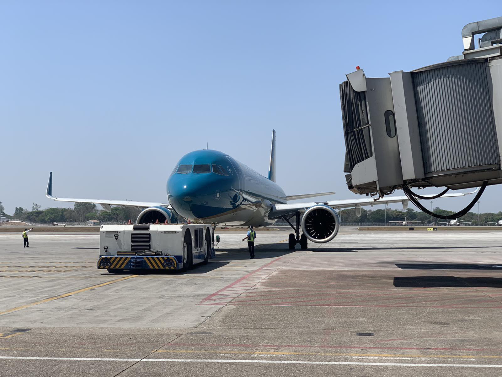 Cận cảnh chuyến bay Vietnam Airlines chở công dân từ Myanmar về nước - Ảnh 2.