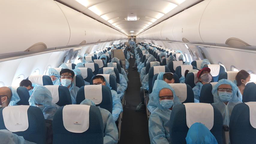 Cận cảnh chuyến bay Vietnam Airlines chở công dân từ Myanmar về nước - Ảnh 1.