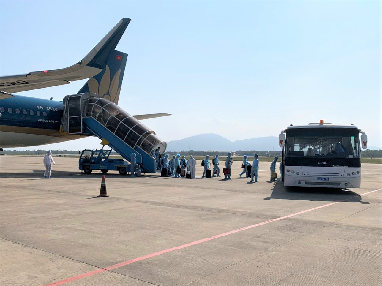 Cận cảnh chuyến bay Vietnam Airlines chở công dân từ Myanmar về nước - Ảnh 6.