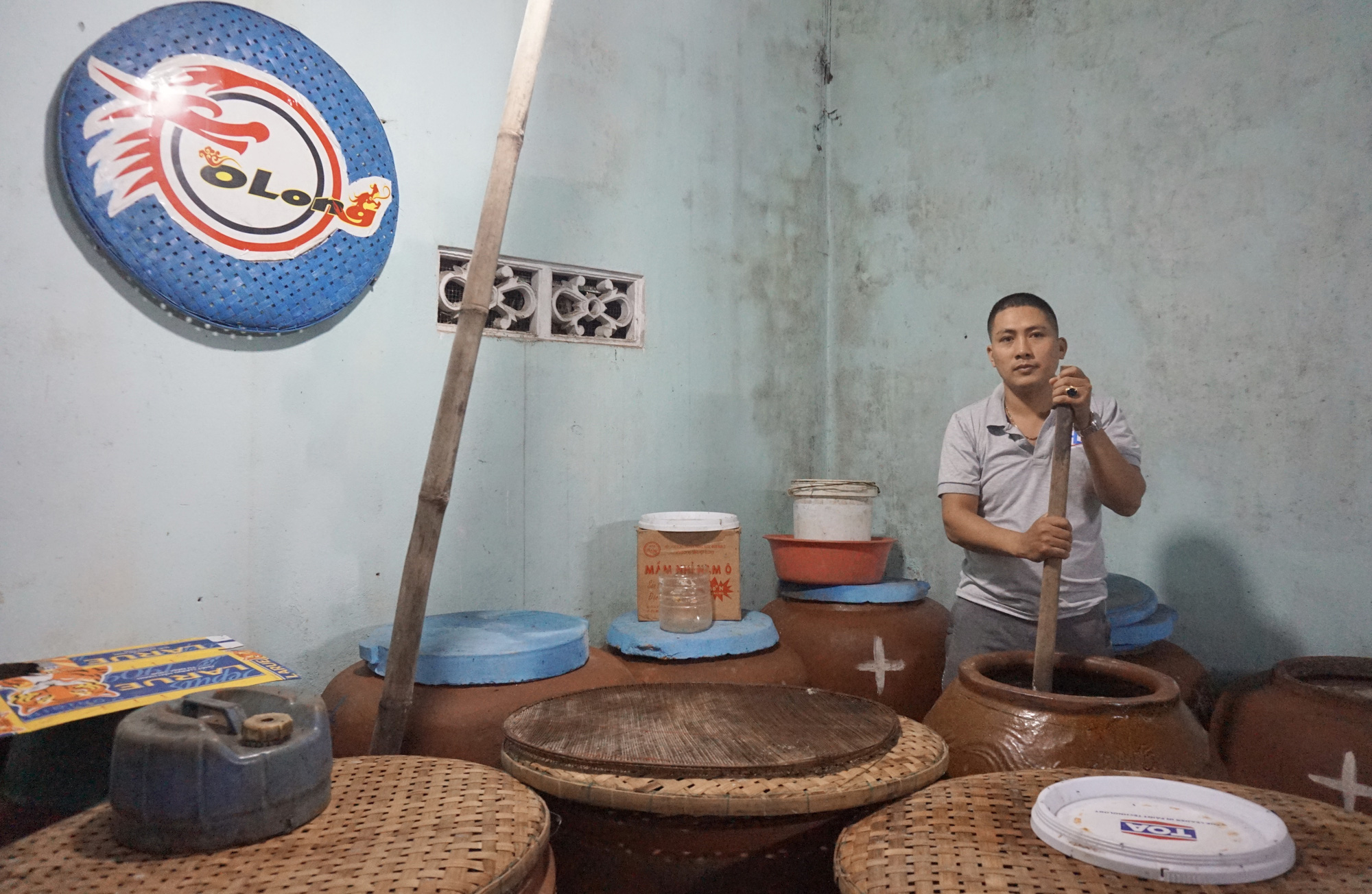 Đà Nẵng: Vốn tín dụng chính sách “tiếp sức” giúp duy trì làng nghề nước mắm Nam Ô - Ảnh 2.