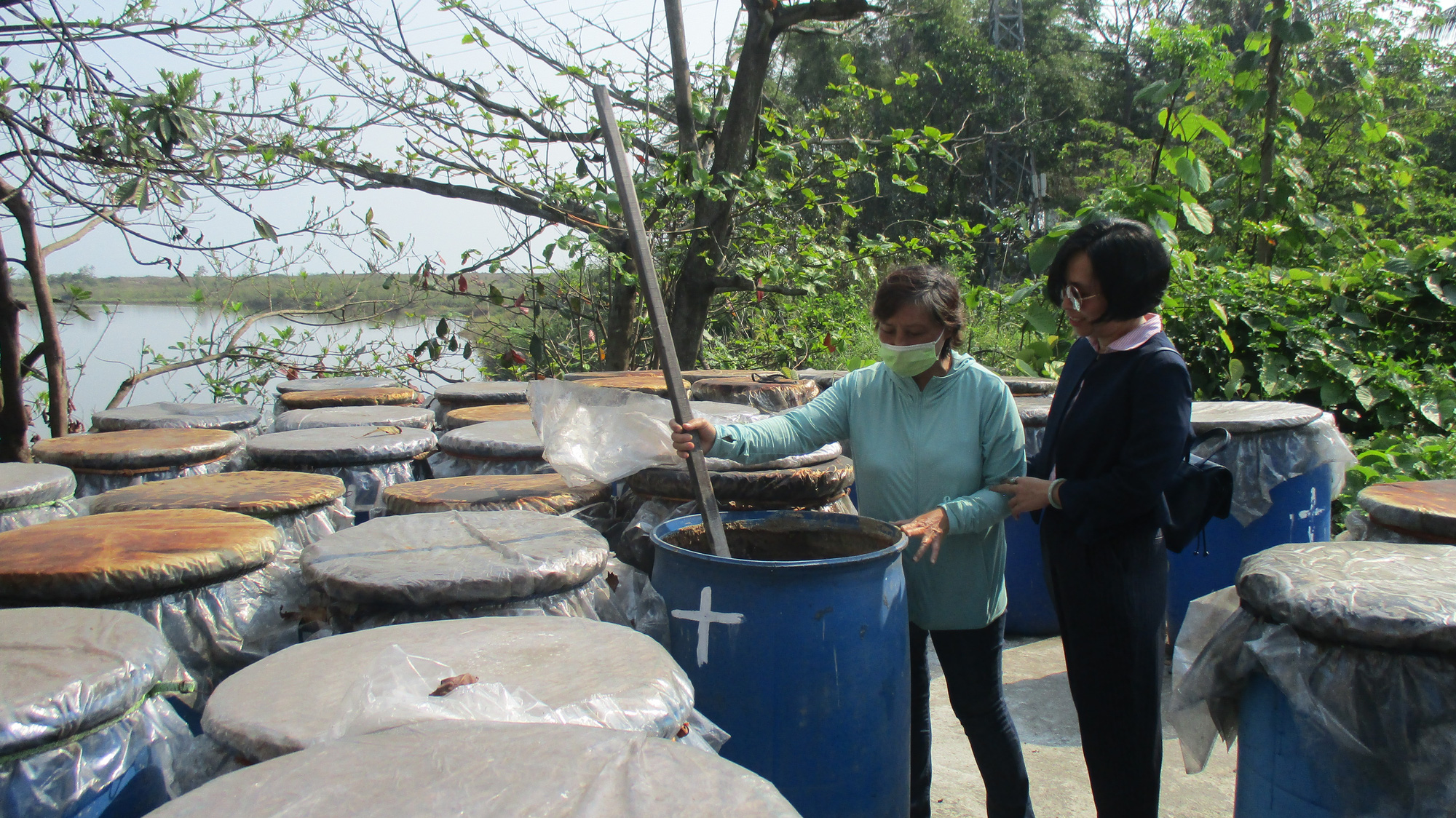 Đà Nẵng: Vốn tín dụng chính sách “tiếp sức” giúp duy trì làng nghề nước mắm Nam Ô - Ảnh 4.