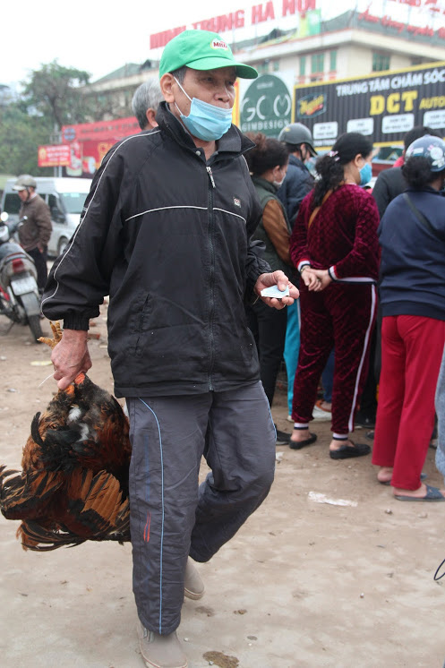 Người Hà Nội xếp hàng dài hàng trăm mét vài tiếng đồng hồ, trực chờ ‘giải cứu’ gà đồi Hải Dương - Ảnh 7.