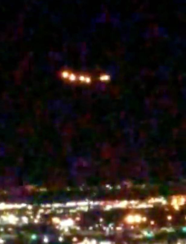 Phát hiện “UFO khổng lồ” bay lơ lửng trên bầu trời Las Vegas - Ảnh 1.