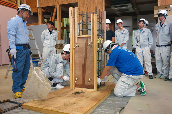 Luật sư nói gì vụ buông lỏng quản lý xuất khẩu lao động, nhiều người nghèo mất oan hàng nghìn USD? - Ảnh 1.