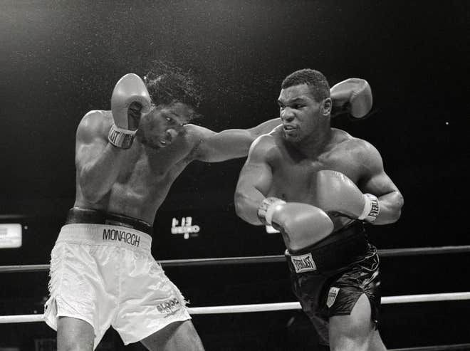 &quot;Đánh lộn&quot; với Mike Tyson trên đường phố, gã đàn ông nhập viện, khâu 5 mũi - Ảnh 1.