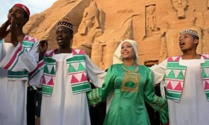 Bộ lạc Nubia: Cô dâu, chú rể tắm nước sông Nile đêm tân hôn để cầu may - Ảnh 1.