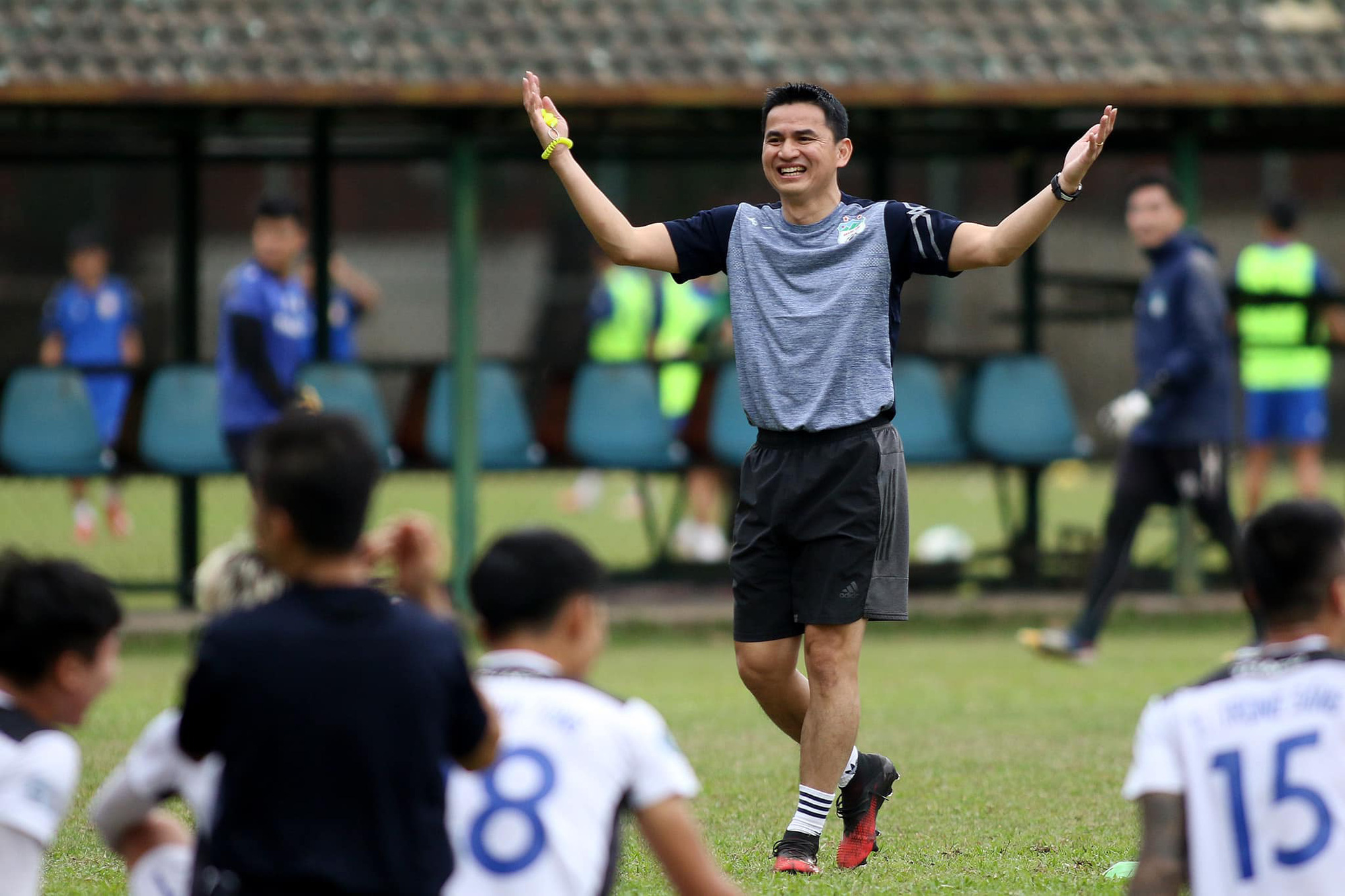 Tin sáng (8/3): Bầu Đức và Kiatisak &quot;bất đồng quan điểm&quot;, HLV Hàn Quốc nói gì? - Ảnh 1.