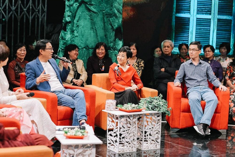 Nghệ sĩ Trọng Trinh, MC Thảo Vân hào hứng chia sẻ những kỉ niệm xưa cũ trong chương trình &quot;Quán thanh xuân&quot;.