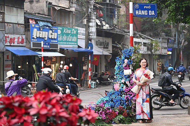 Cột đèn 'nở hoa' giữa trung tâm Hà Nội - Ảnh 10.