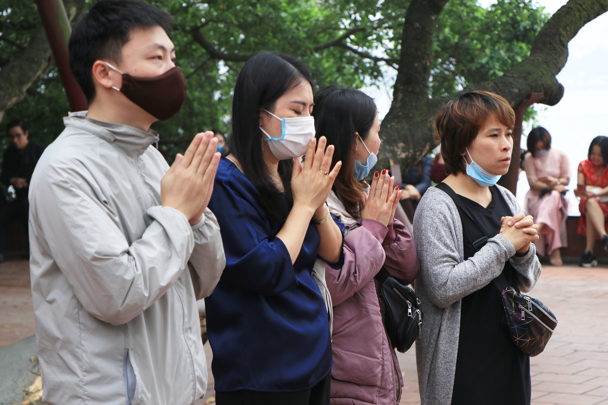 Người Hà Nội bình thản đi lễ chùa sau nhiều ngày đóng cửa - Ảnh 4.