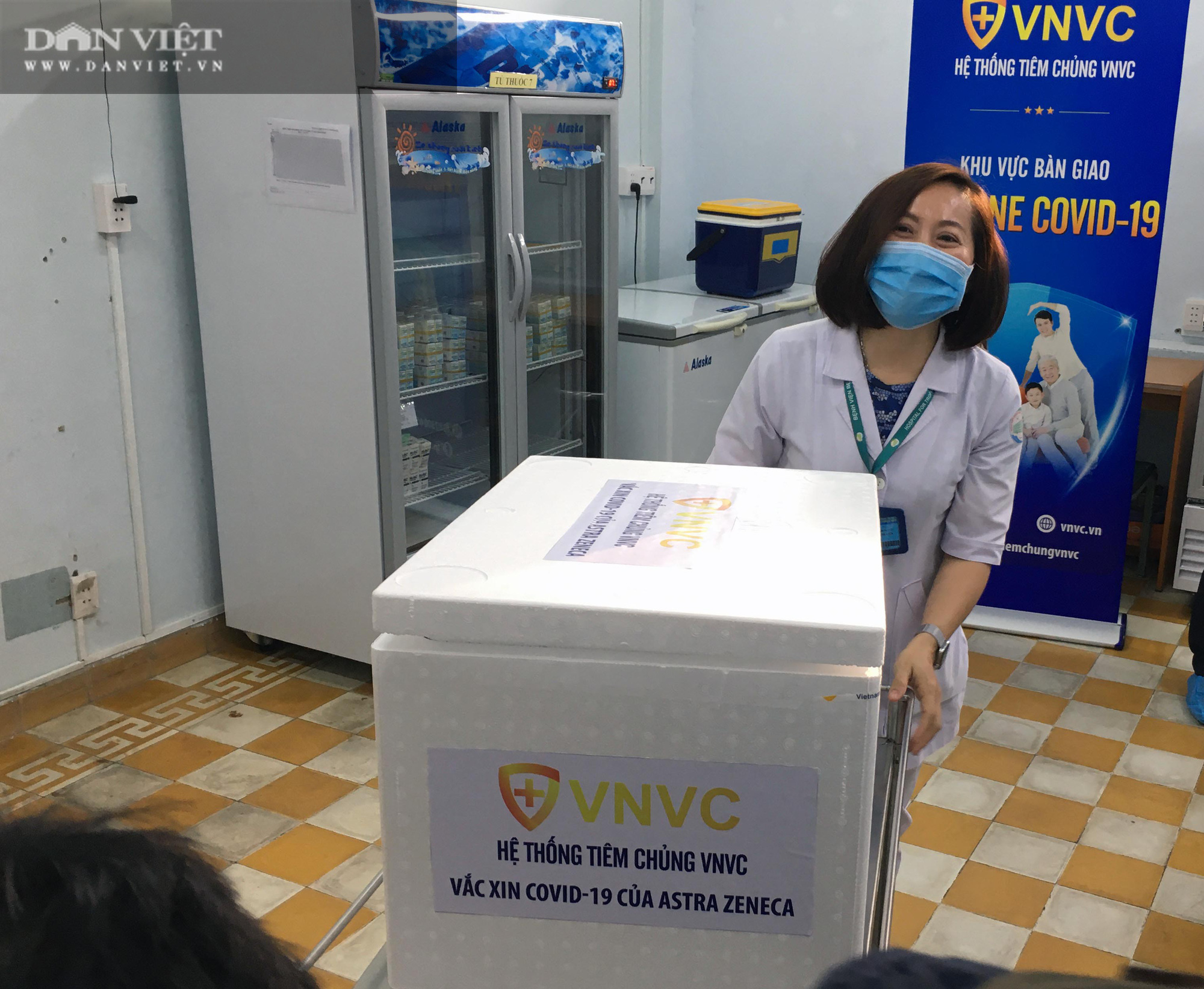 NÓNG: Cận cảnh lô vaccine Covid-19 tiêm đợt đầu tiên tại TP.HCM - Ảnh 9.