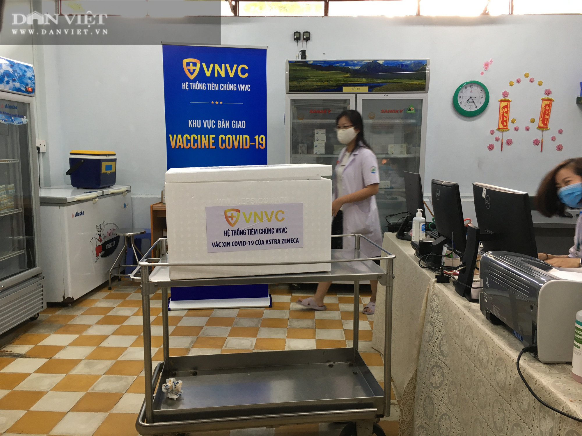 NÓNG: Cận cảnh lô vaccine Covid-19 tiêm đợt đầu tiên tại TP.HCM - Ảnh 10.