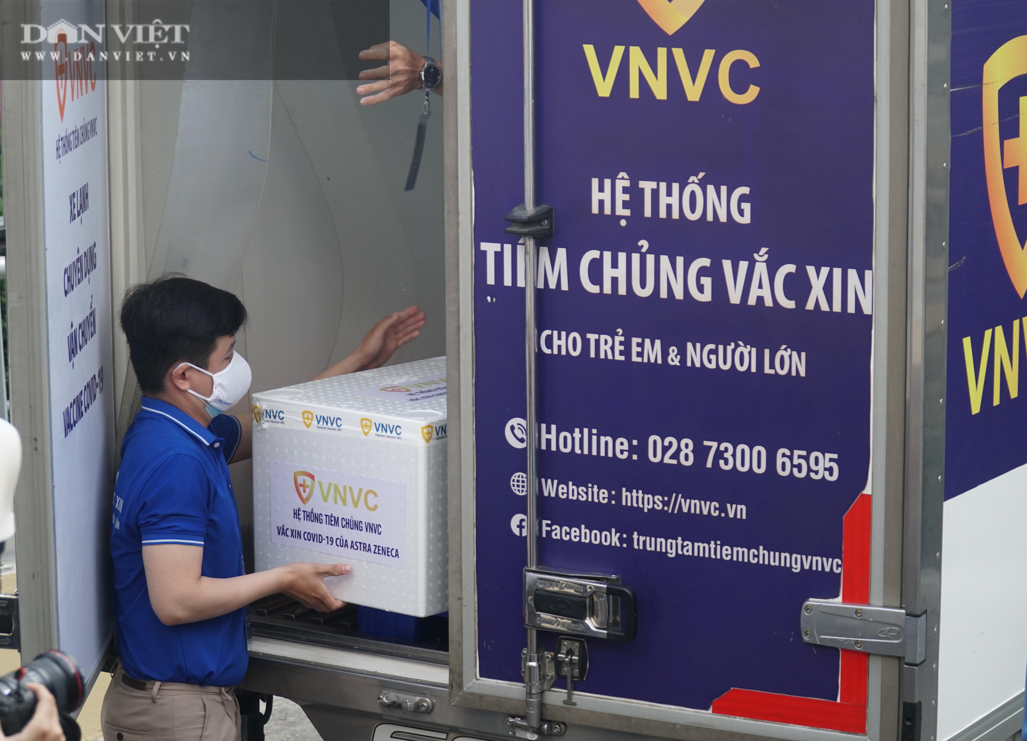 NÓNG: Cận cảnh lô vaccine Covid-19 tiêm đợt đầu tiên tại TP.HCM - Ảnh 7.