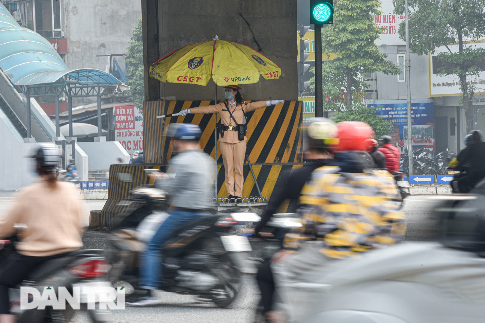 Một ngày của &quot;bông hồng thép&quot; Cảnh sát giao thông Hà Nội - Ảnh 7.