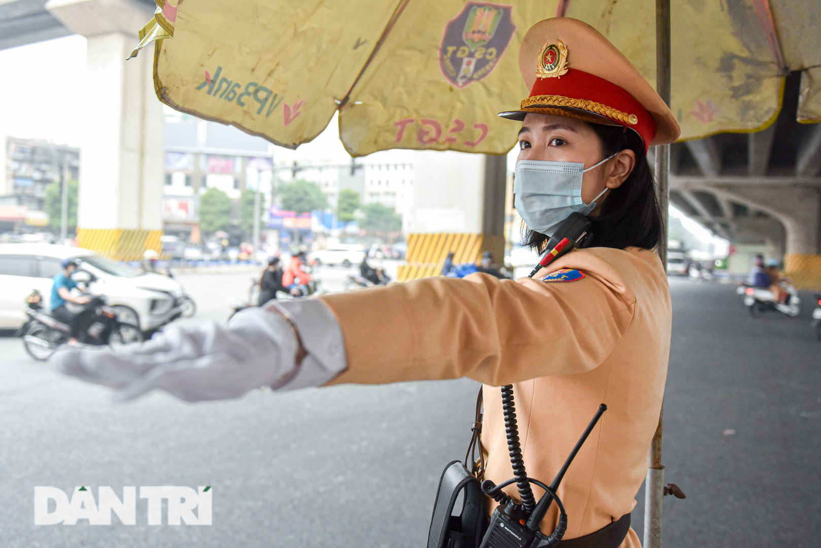 Một ngày của &quot;bông hồng thép&quot; Cảnh sát giao thông Hà Nội - Ảnh 6.