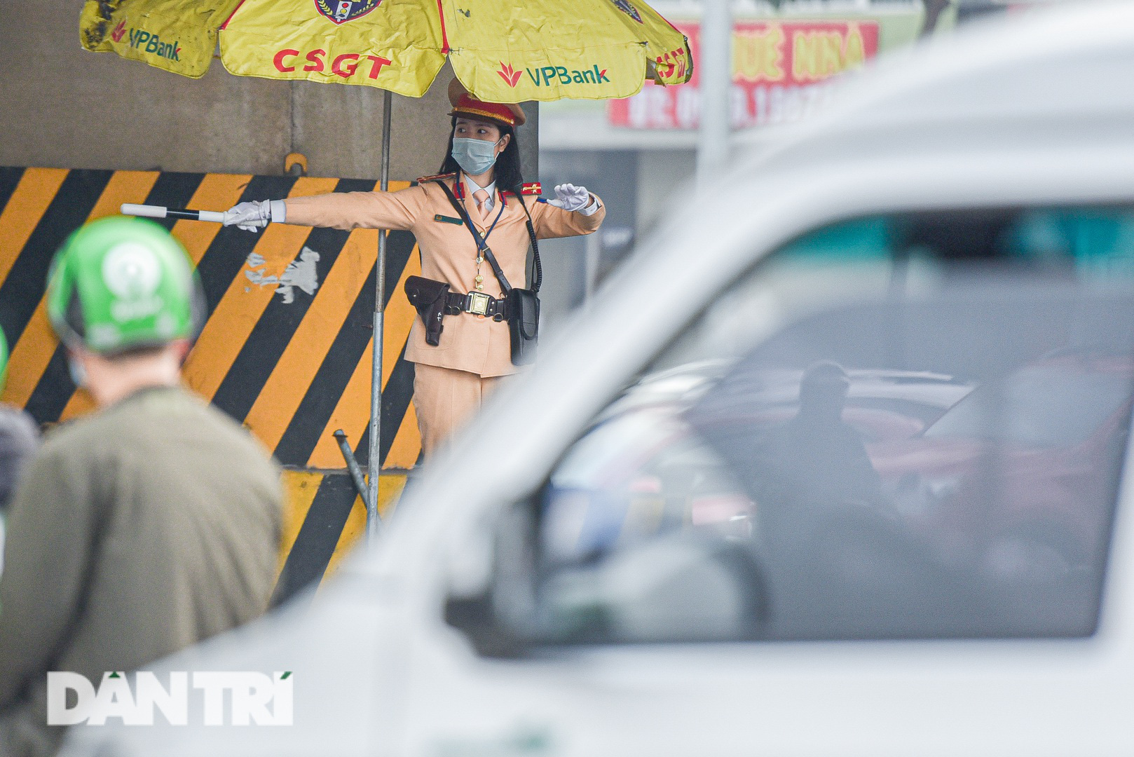 Một ngày của &quot;bông hồng thép&quot; Cảnh sát giao thông Hà Nội - Ảnh 5.