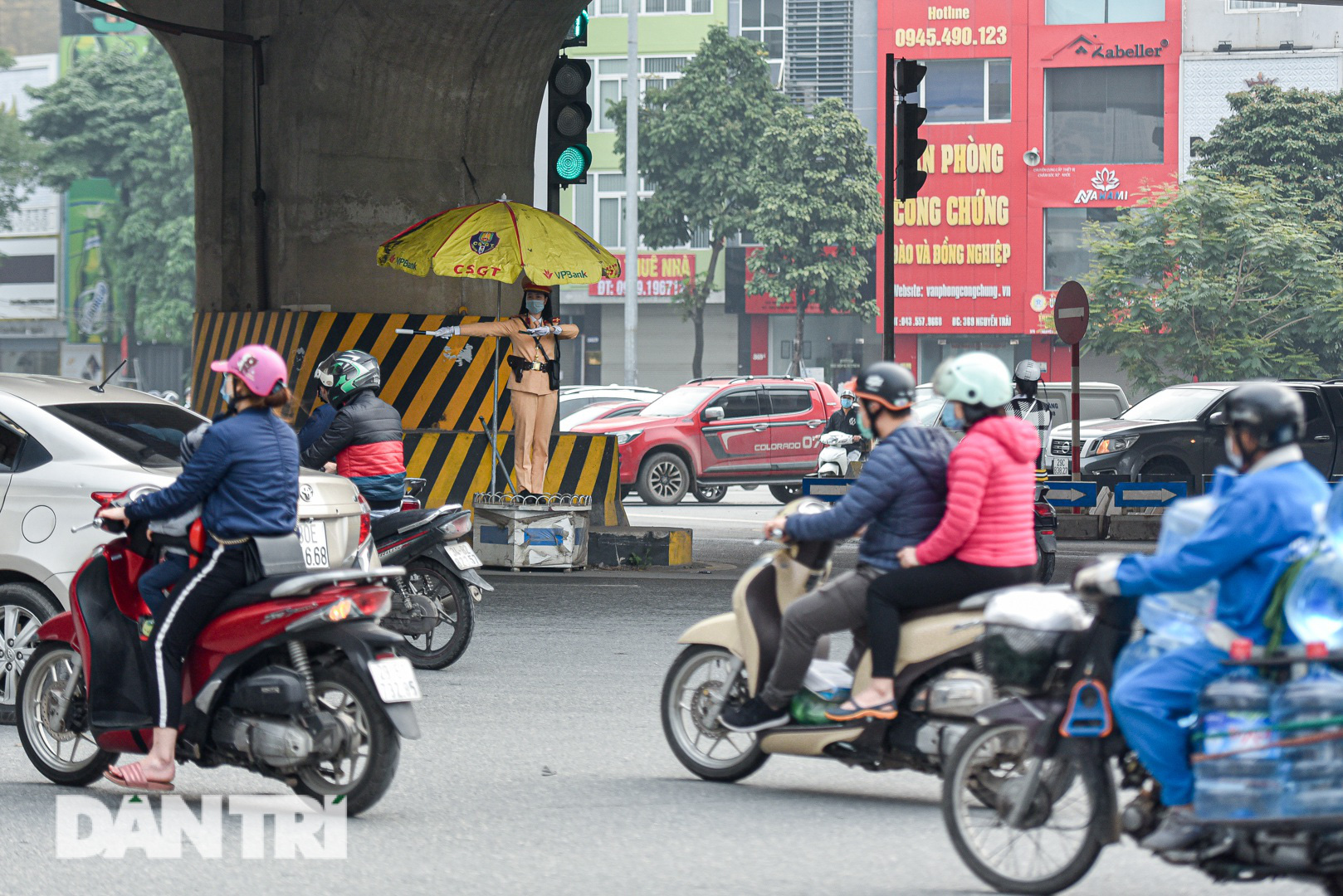 Một ngày của &quot;bông hồng thép&quot; Cảnh sát giao thông Hà Nội - Ảnh 2.