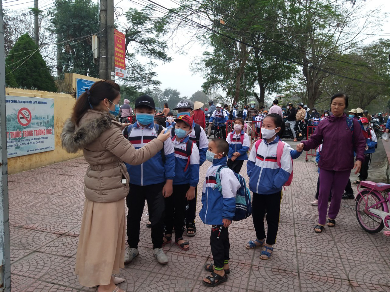 Hải Phòng: Học sinh phấn khởi quay trở lại trường sau kì nghỉ Tết kéo dài - Ảnh 1.