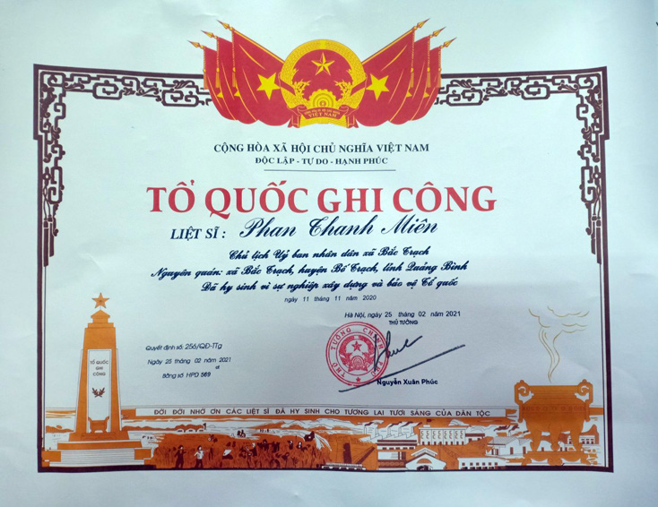 Chủ tịch xã qua đời do kiệt sức vì giúp dân vượt lũ được cấp bằng &quot;Tổ quốc ghi công&quot; - Ảnh 1.