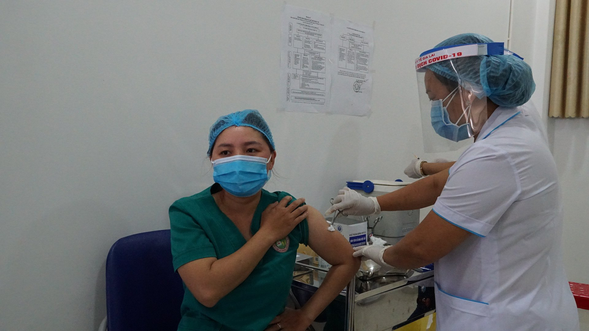 Gia Lai tiêm vaccine cho cán bộ tuyến đầu chống dịch  Covid -19 - Ảnh 5.