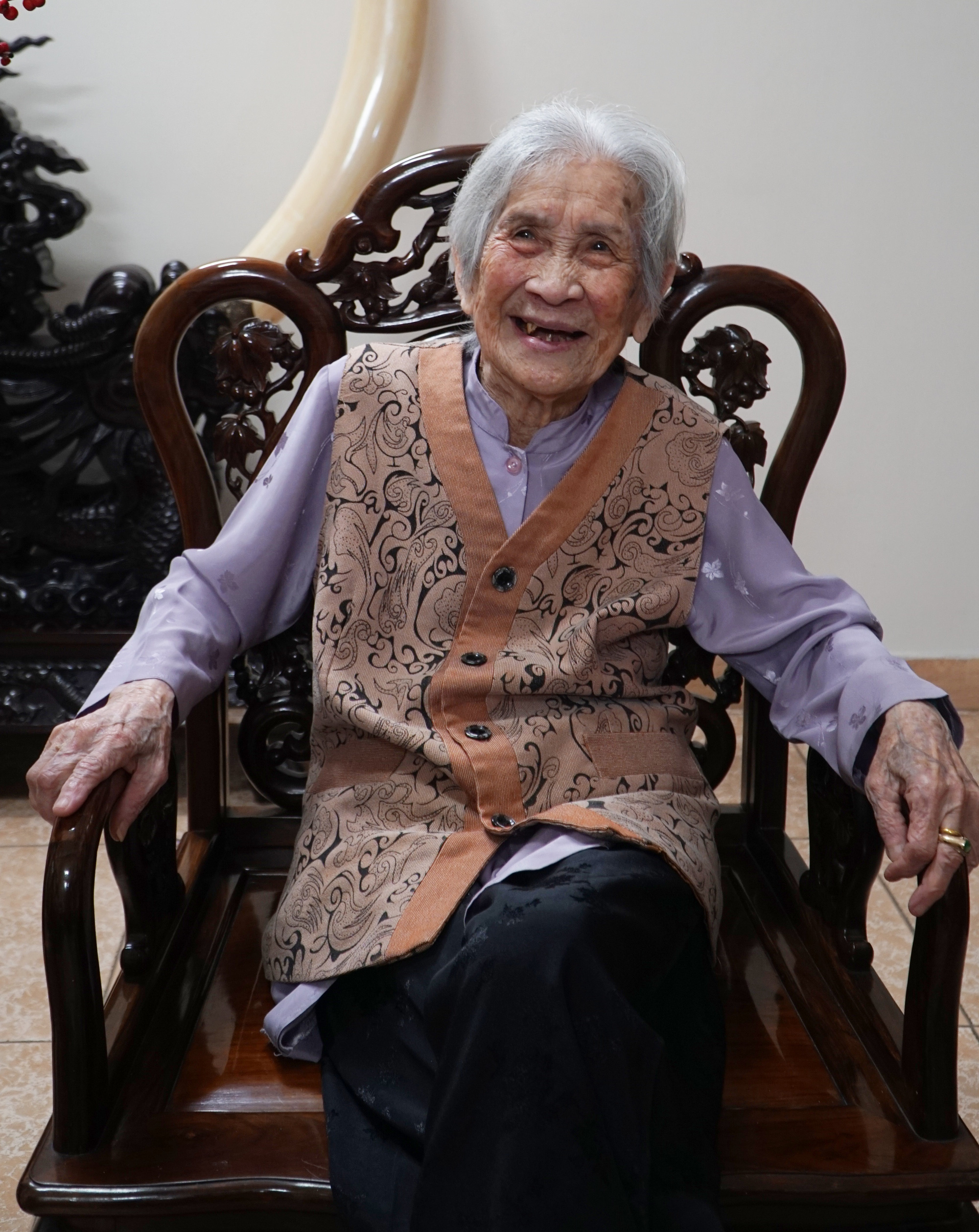 Cụ bà 100 tuổi ở Hà Nội khí chất ngút trời, từng được mệnh danh là hoa khôi - Ảnh 1.